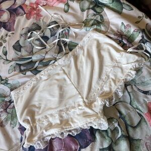 Edikted Women's Cream Lace-Trim shorts